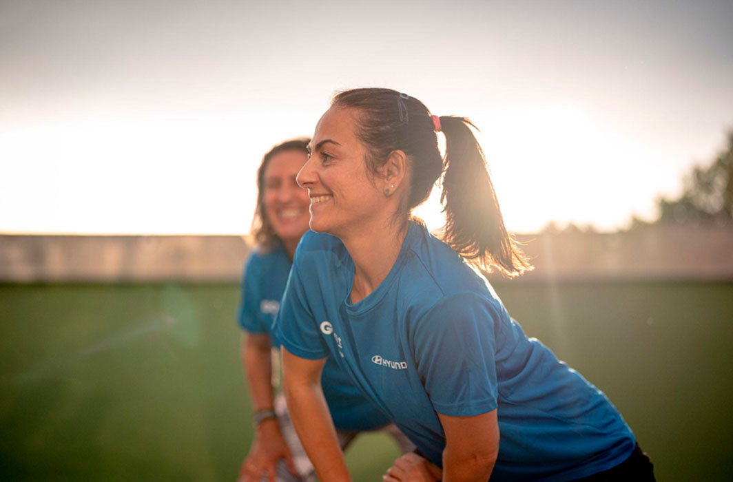 Participante de entrenamiento de Hyundai calentando