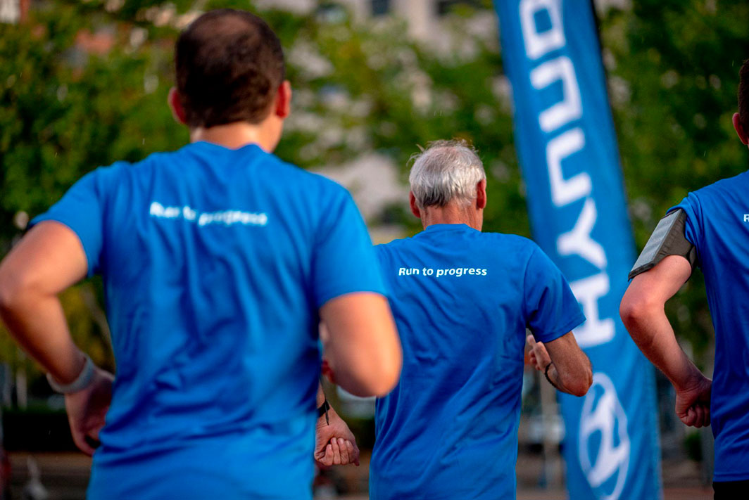 Participantes de entrenamiento running calentando