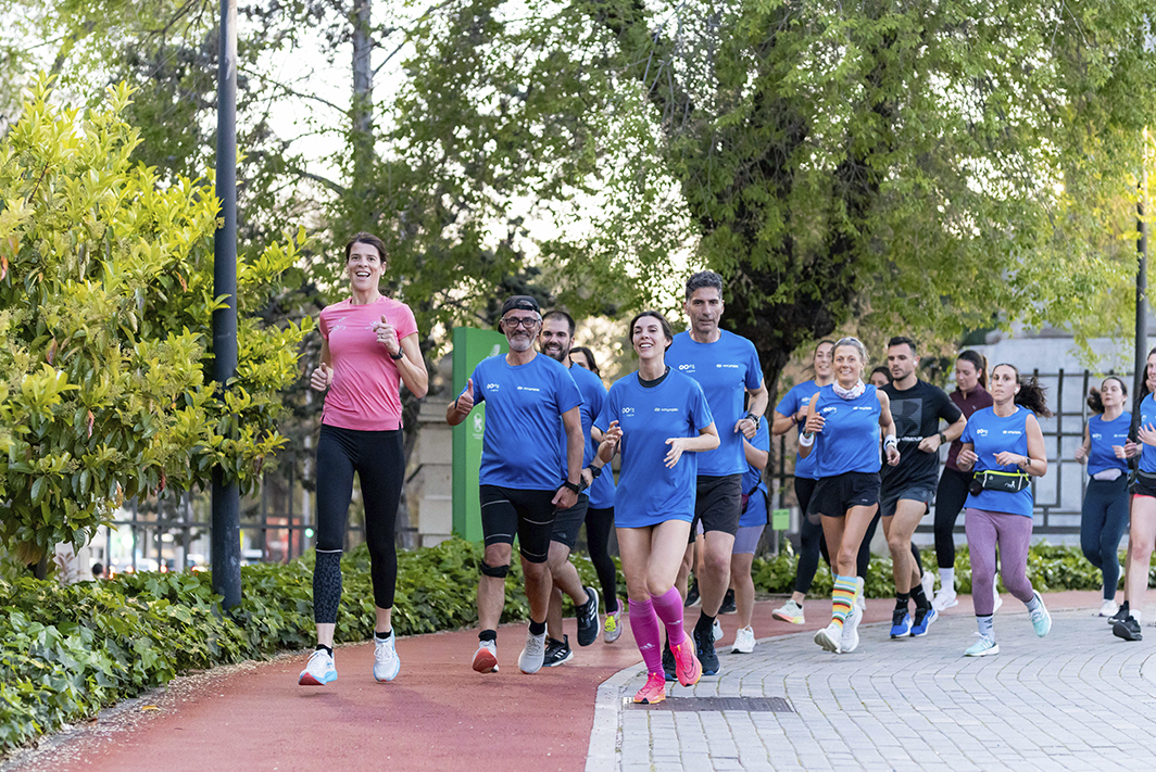 Participantes de entrenamiento running corriendo
