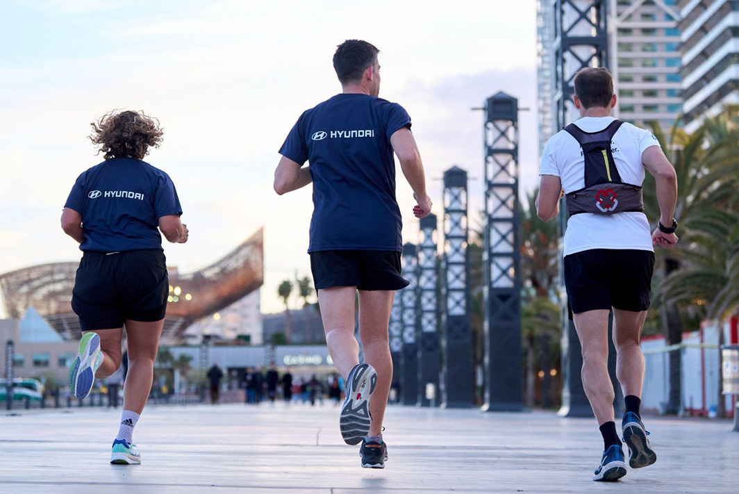 Miembros de Hyundai Pro Team realizando una tirada larga previa al maratón de Barcelona