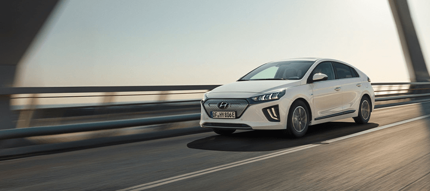 Coche Hyundai blanco en conducción por carretera.