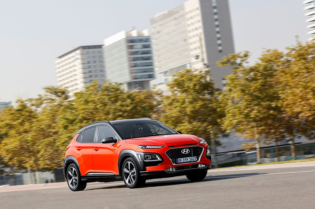 Hyundai KONA Híbrido 48V rojo en ciudad