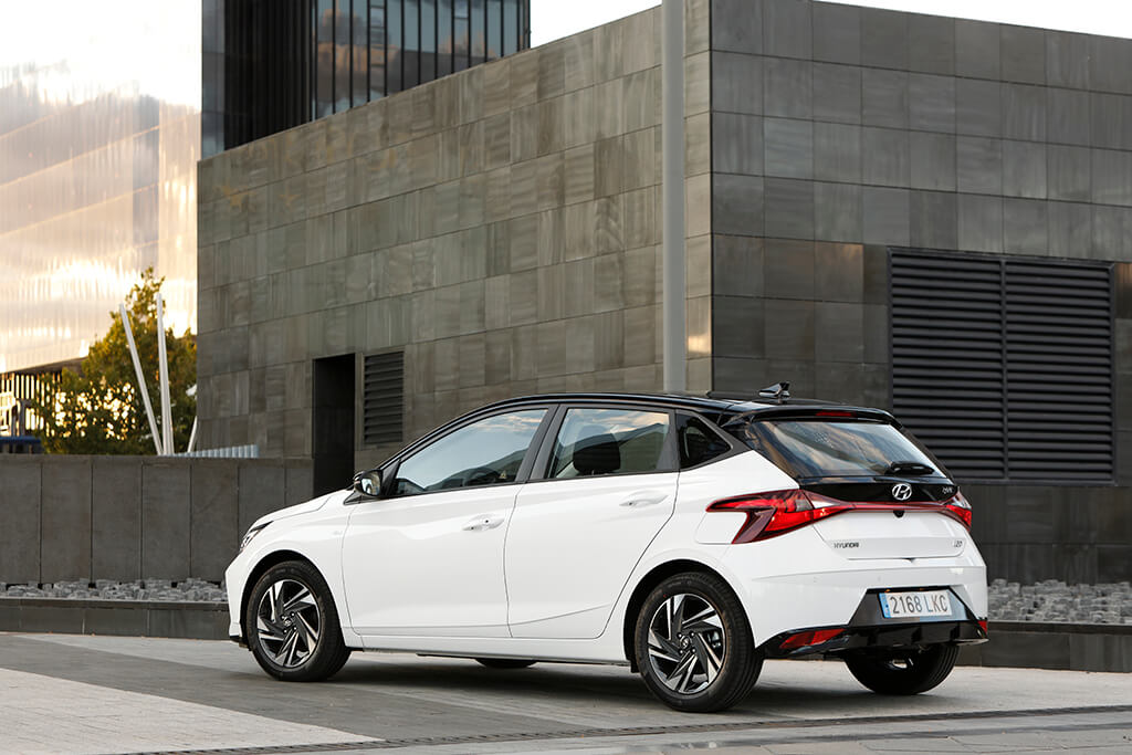 Exterior del Hyundai i20 híbrido 48V blanco.