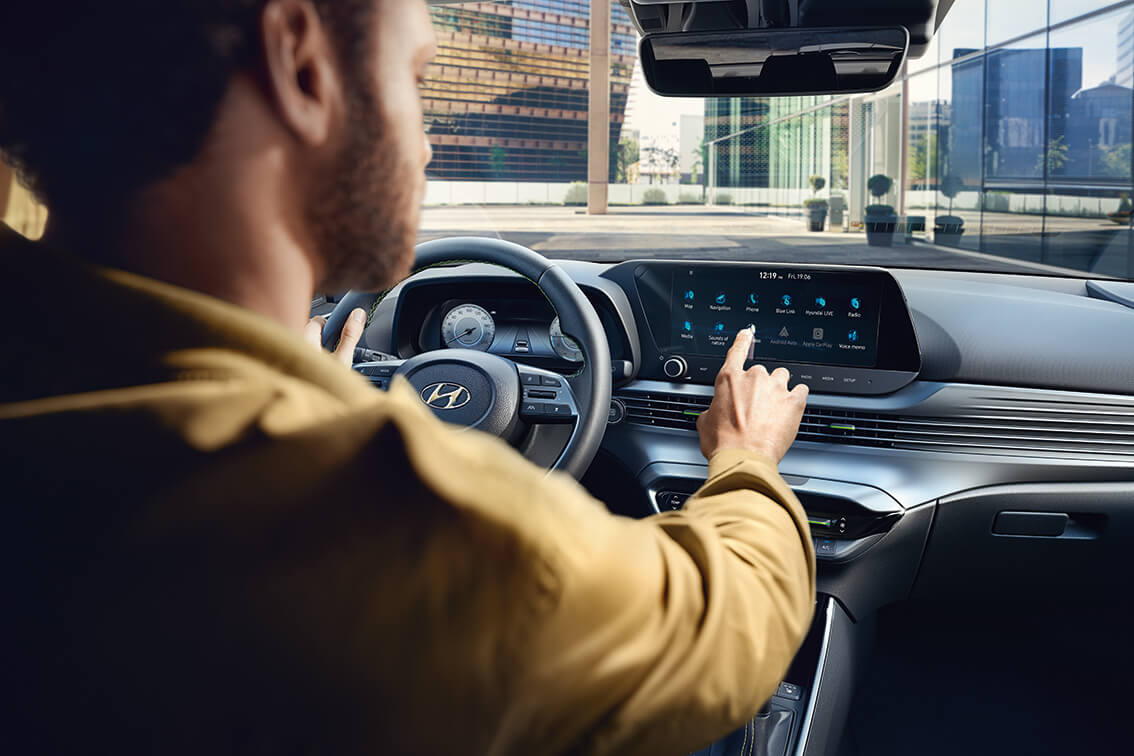 Interior del nuevo Hyundai i20 Híbrido 48V con su  pantalla táctil de 10,25 pulgadas