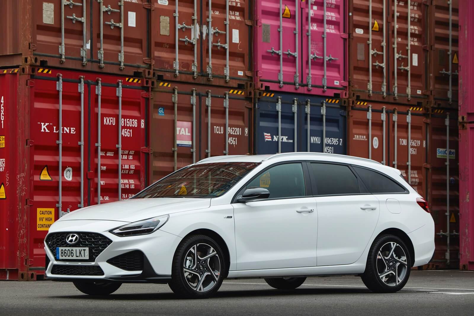 Exterior del Hyundai i30 wagon en blanco