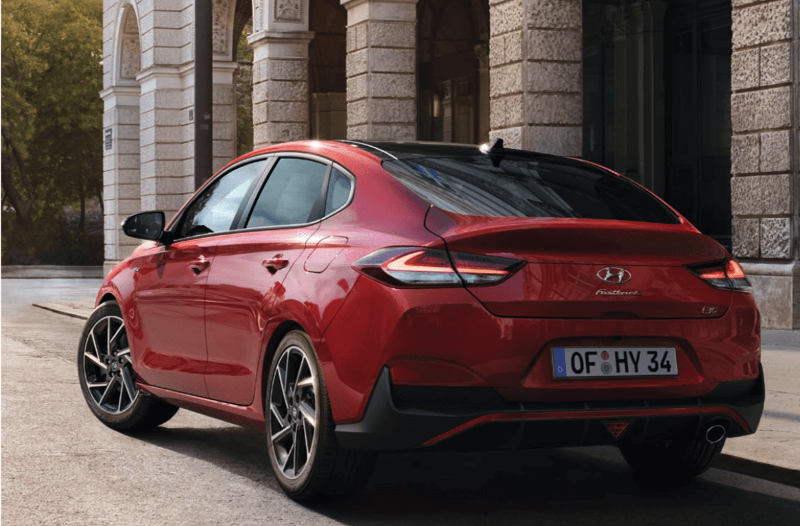 Trasera de un Hyundai i30 Híbrido 48V Fastback rojo