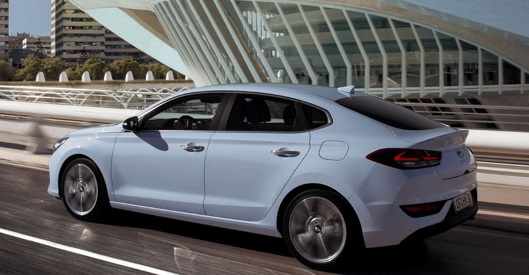 Exterior de un Hyundai i30 Híbrido 48V Fastback blanco