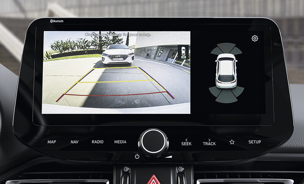 Pantalla de control del Hyundai i30 con sensor de aparcamiento con cámara.