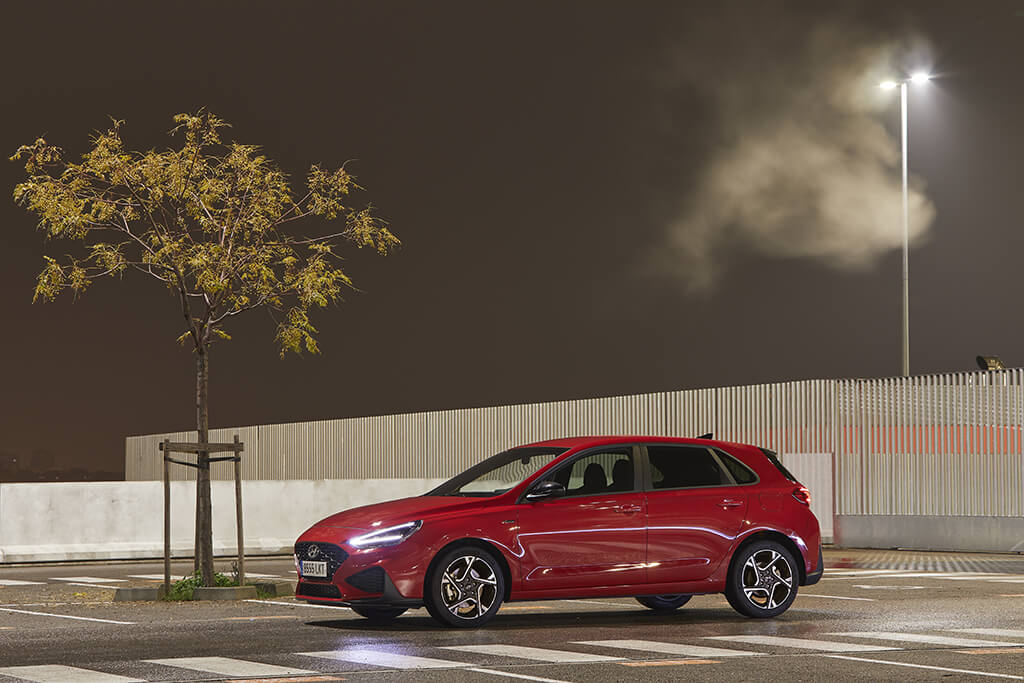 Exterior del Hyundai i30 híbrido de 5 puertas en rojo