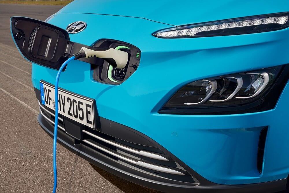 Hyundai KONA Eléctrico azul cargando