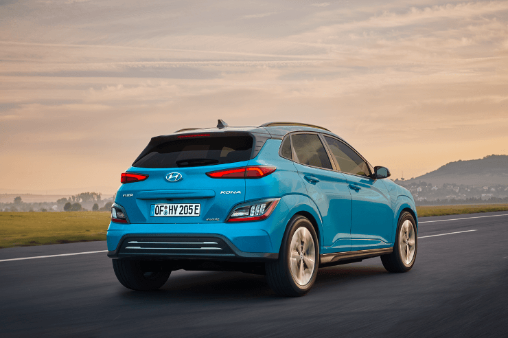 Parte trasera del Hyundai KONA Eléctrico en azul durante conducción por carretera