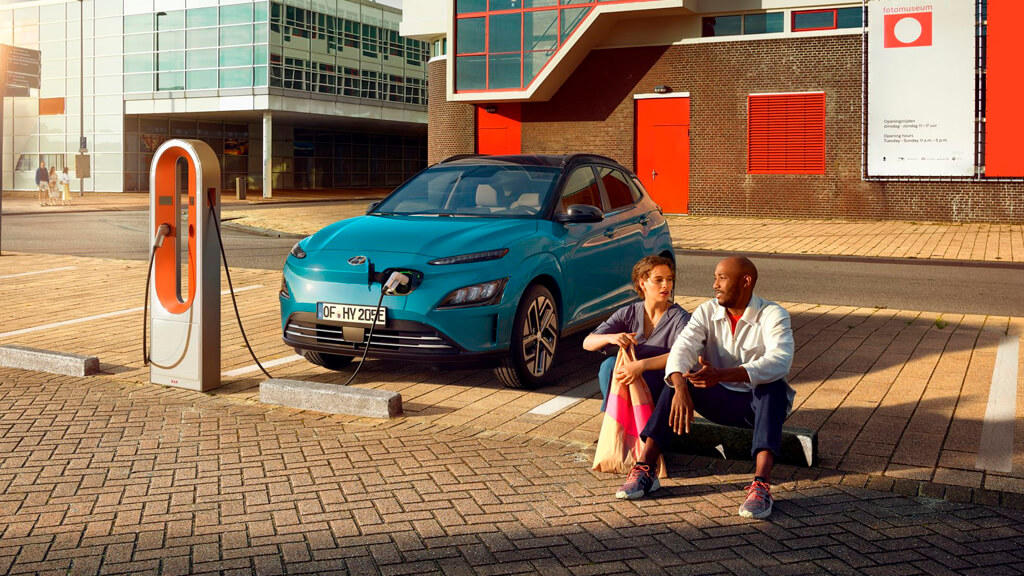 Coche eléctrico cargando sus baterías