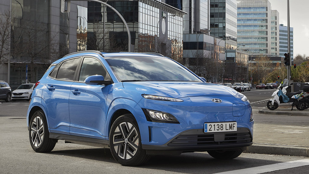 Coche eléctrico Hyundai azul en ciudad.