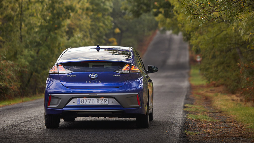 Coche híbrido Hyundai en carretera.