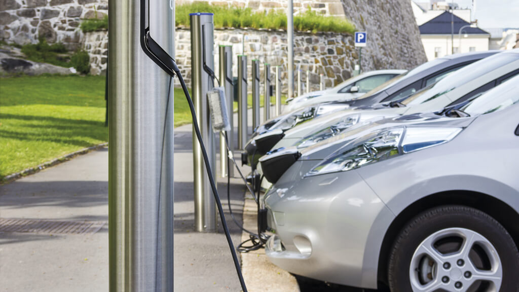 Coche eléctrico cargando Coche eléctrico cargando